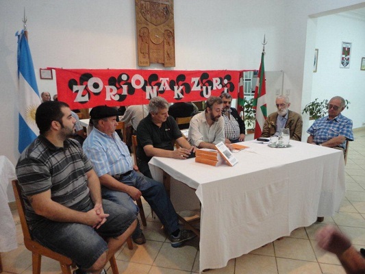 Members of the Center Arturo Campion presenting the latest edition of "Guregandik" (photoEE)